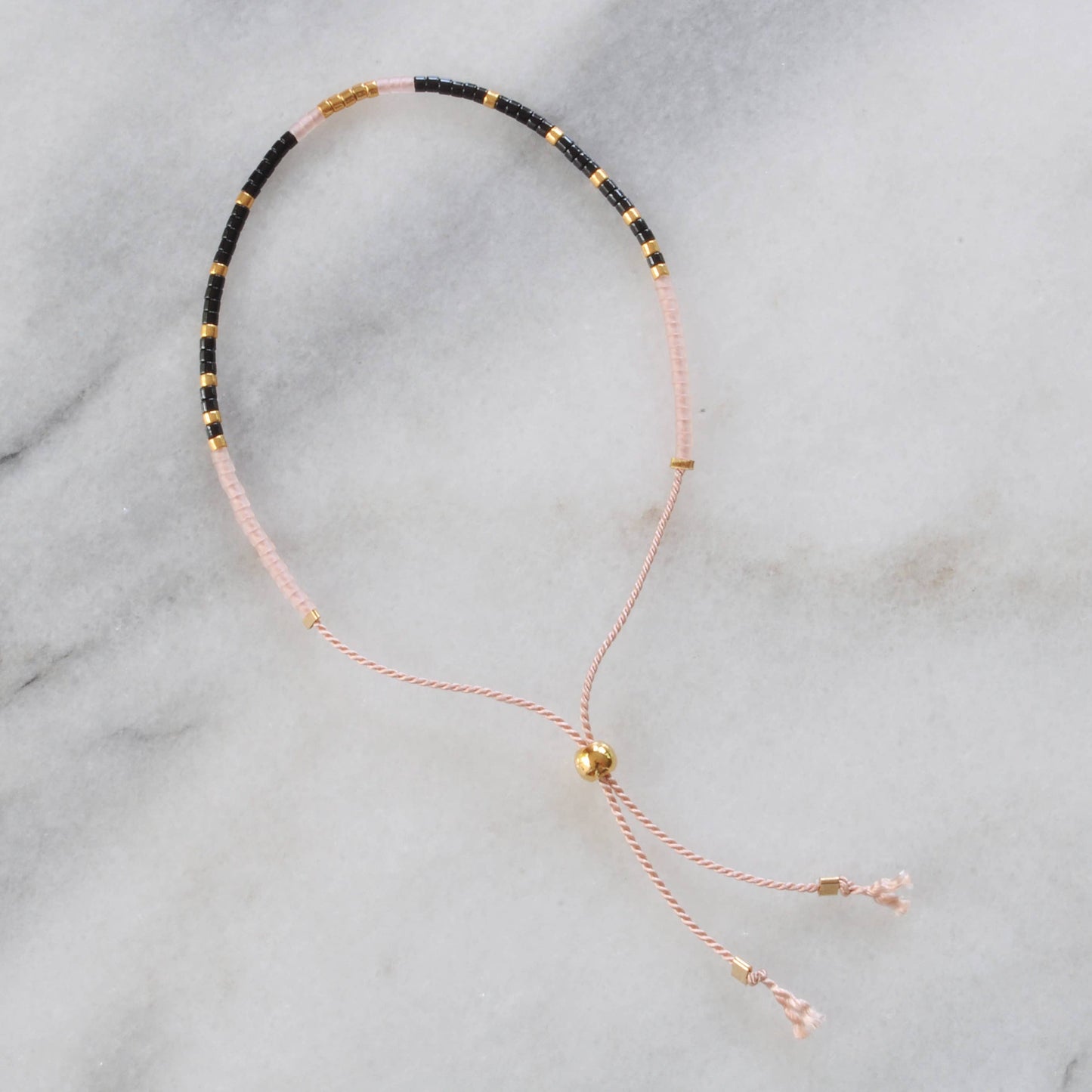 Handmade Adjustable Seed Bead String Bracelet
• Noir