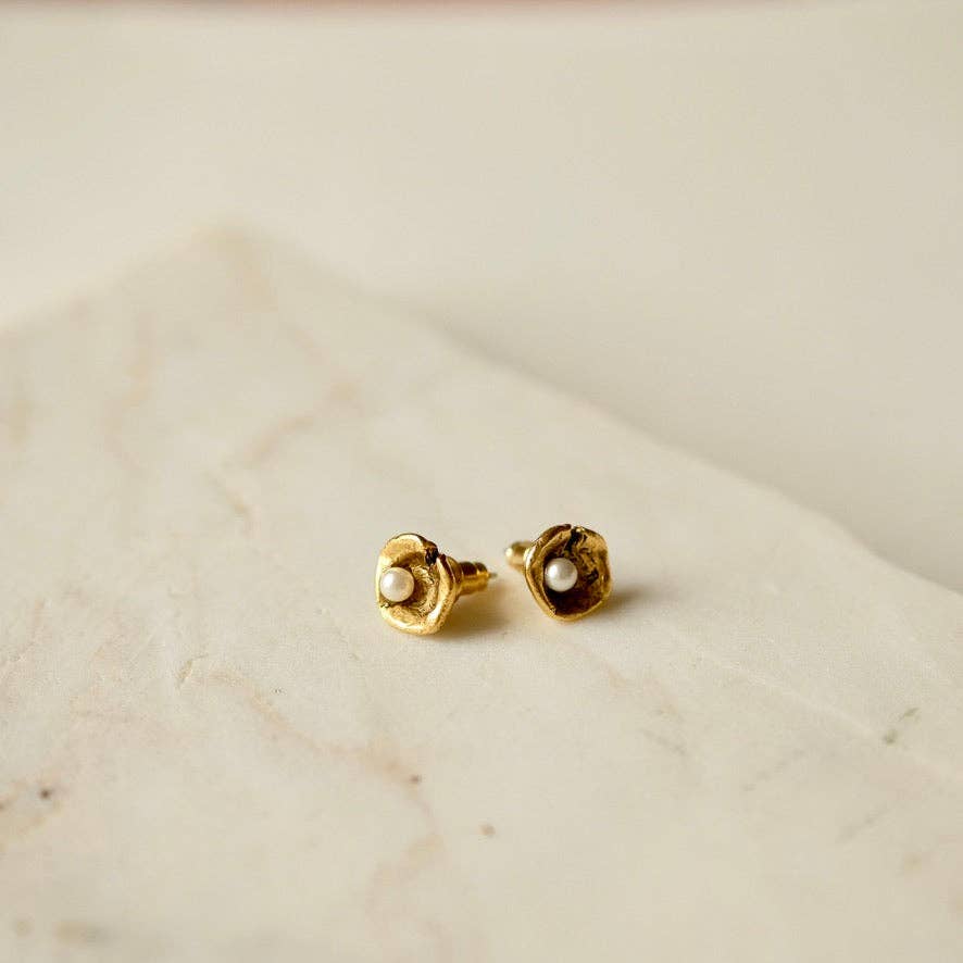 Tilly Doro Oyster Pearl Stud Earrings Gold