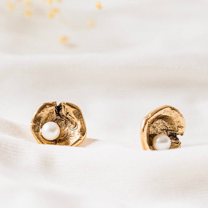 Tilly Doro Oyster Pearl Stud Earrings Gold