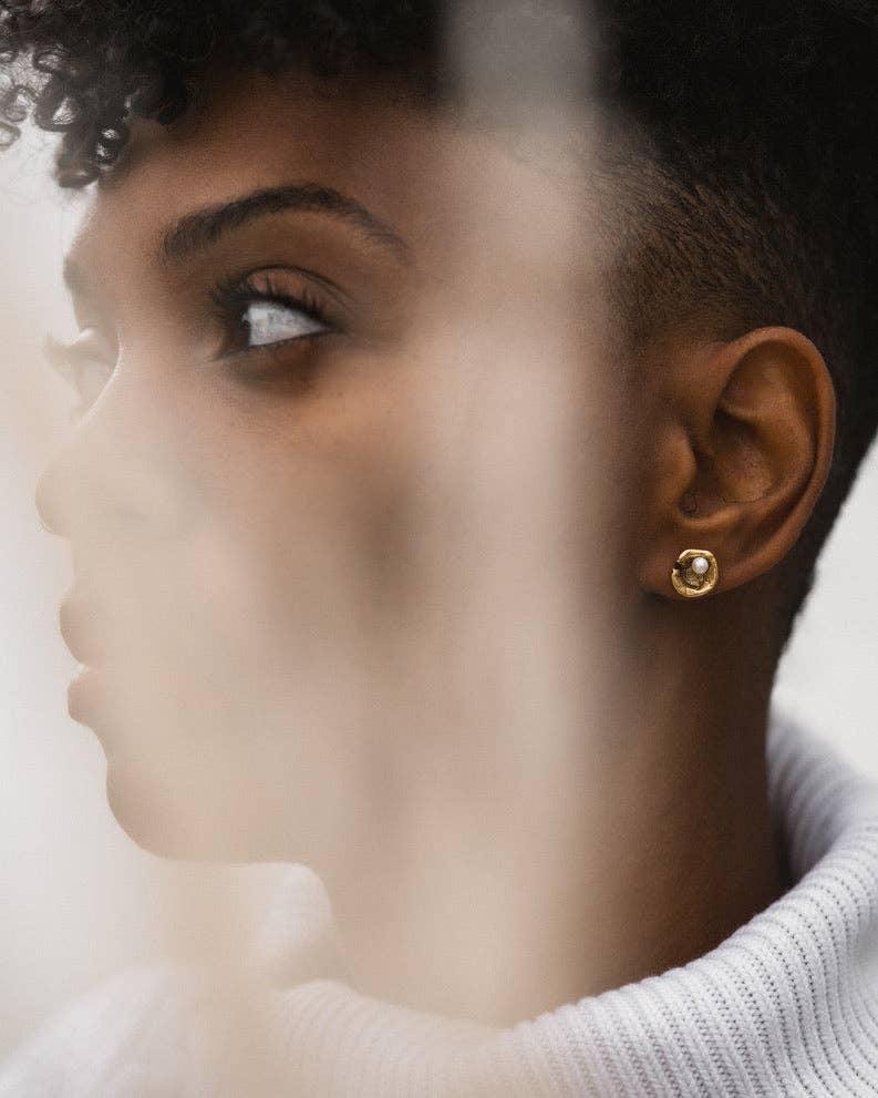 Tilly Doro Oyster Pearl Stud Earrings Gold