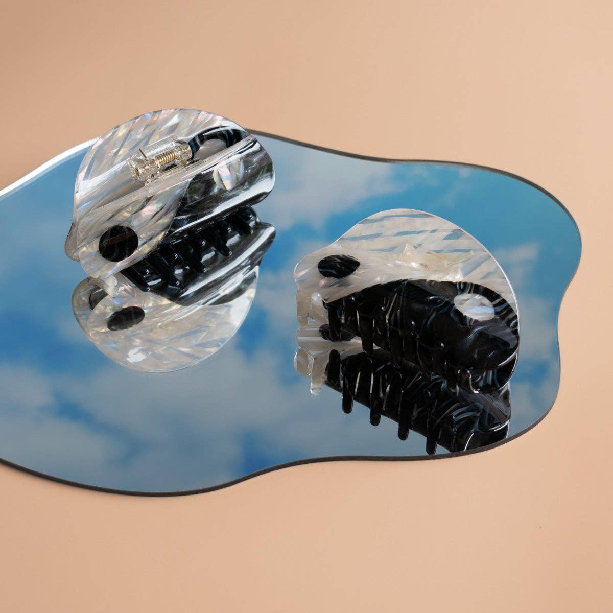 Yin-Yang Hair Claw Iridescent