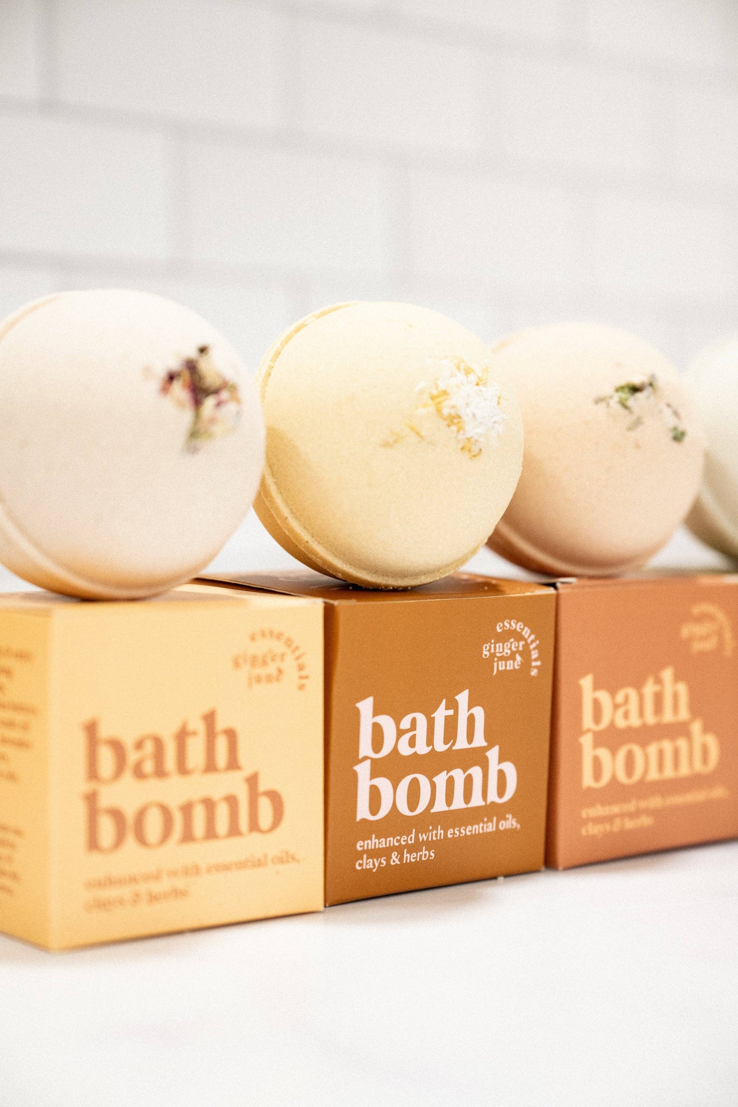 LIME & COCONUT • 100% BOTANICAL BATH BOMB